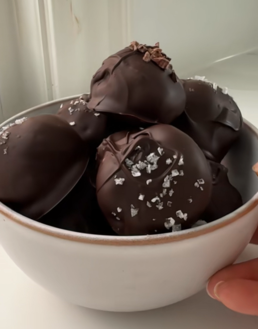 Brownie Bowls Saludables y Virales… ¡Cubiertas en Chocolate Sin Azúcar!
